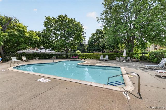 31915 W 14 Mile Road, Farmington Hills, MI 48334