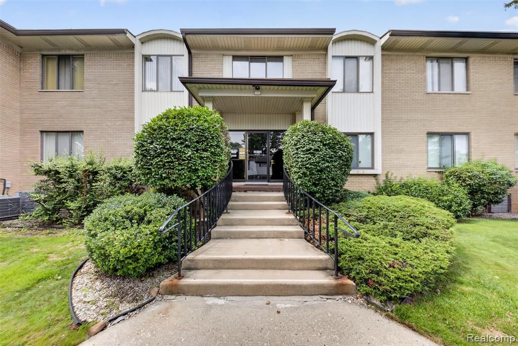 31915 W 14 Mile Road, Farmington Hills, MI 48334