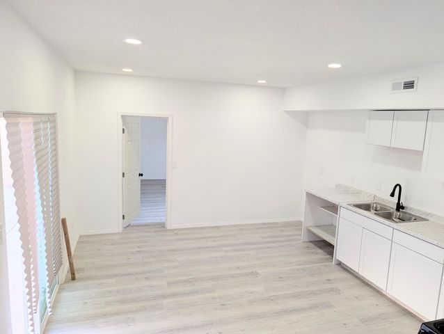 140 65TH Street NW, Albuquerque, NM 87105