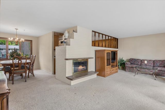 1332 W Weathersfield Way, Schaumburg, IL 60193