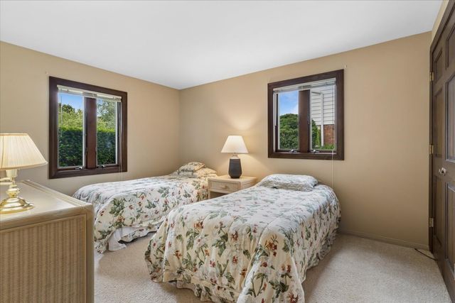 1332 W Weathersfield Way, Schaumburg, IL 60193