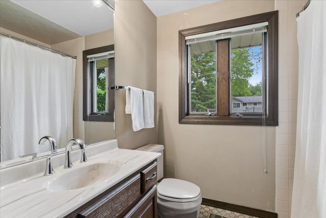 1332 W Weathersfield Way, Schaumburg, IL 60193