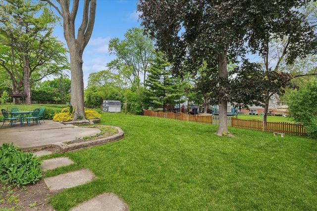 1332 W Weathersfield Way, Schaumburg, IL 60193
