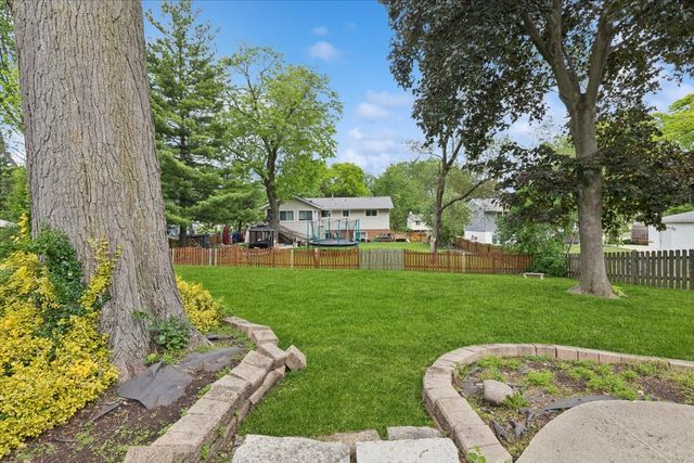1332 W Weathersfield Way, Schaumburg, IL 60193