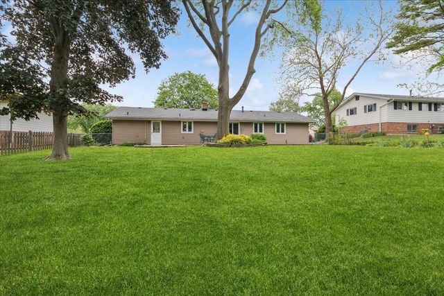 1332 W Weathersfield Way, Schaumburg, IL 60193