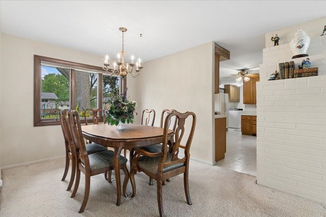 1332 W Weathersfield Way, Schaumburg, IL 60193