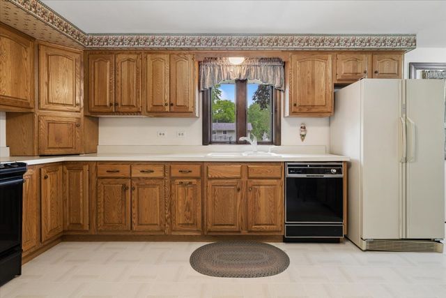 1332 W Weathersfield Way, Schaumburg, IL 60193
