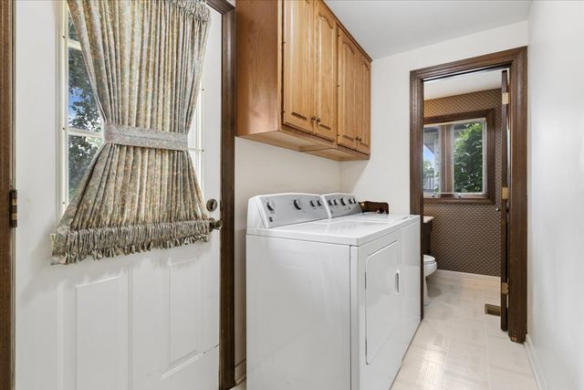 1332 W Weathersfield Way, Schaumburg, IL 60193