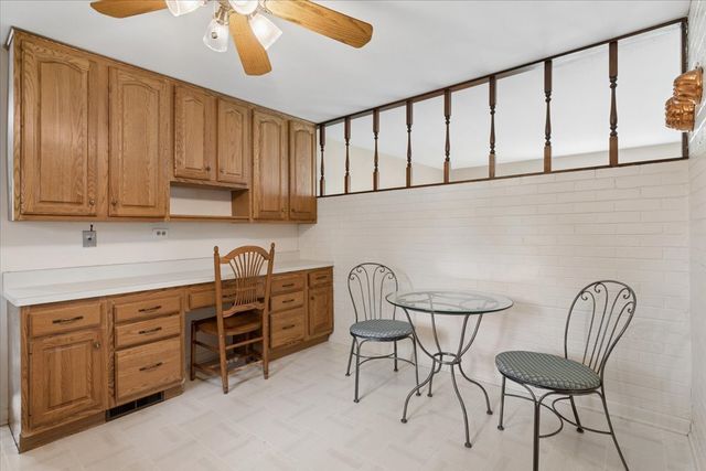 1332 W Weathersfield Way, Schaumburg, IL 60193