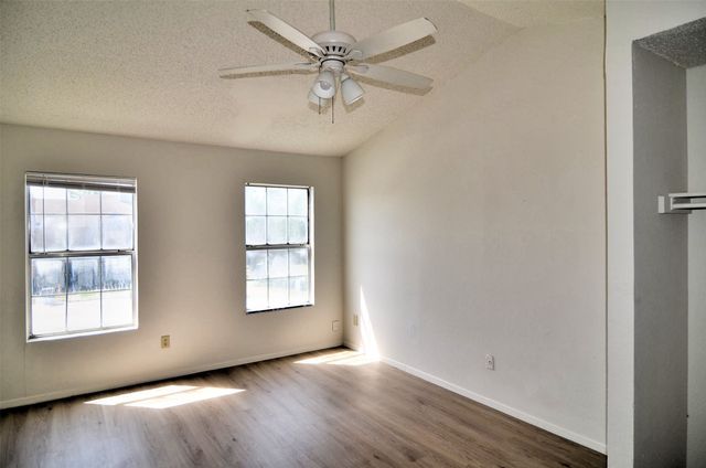 9419 Olde Towne Row, Dallas, TX 75227