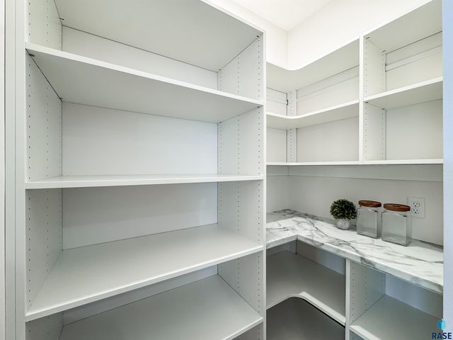 8320 E Sheridan Cir Circle, Sioux Falls, SD 57110