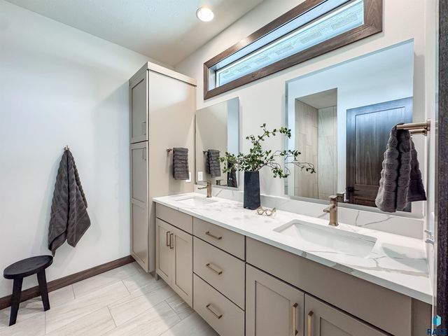 8320 E Sheridan Cir Circle, Sioux Falls, SD 57110