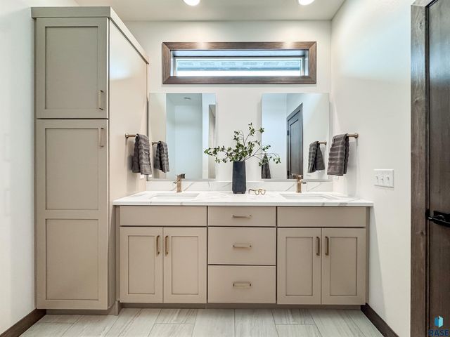 8320 E Sheridan Cir Circle, Sioux Falls, SD 57110