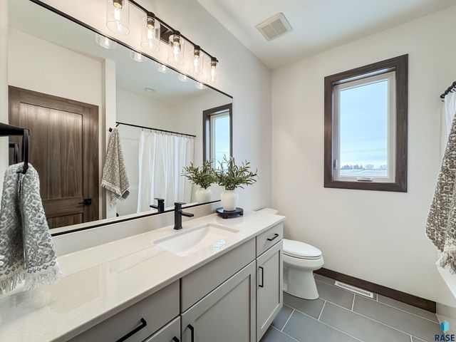 8320 E Sheridan Cir Circle, Sioux Falls, SD 57110