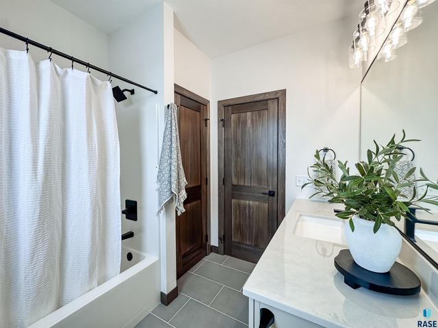 8320 E Sheridan Cir Circle, Sioux Falls, SD 57110