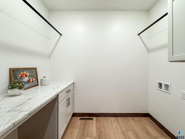 8320 E Sheridan Cir Circle, Sioux Falls, SD 57110