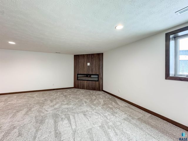 8320 E Sheridan Cir Circle, Sioux Falls, SD 57110