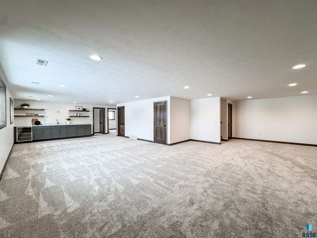 8320 E Sheridan Cir Circle, Sioux Falls, SD 57110