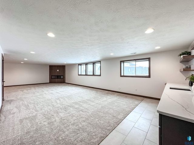 8320 E Sheridan Cir Circle, Sioux Falls, SD 57110