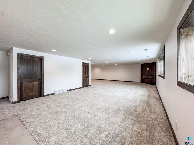 8320 E Sheridan Cir Circle, Sioux Falls, SD 57110