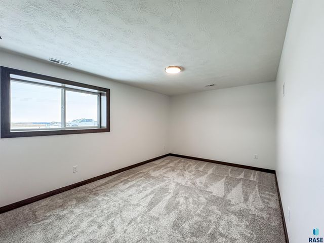 8320 E Sheridan Cir Circle, Sioux Falls, SD 57110