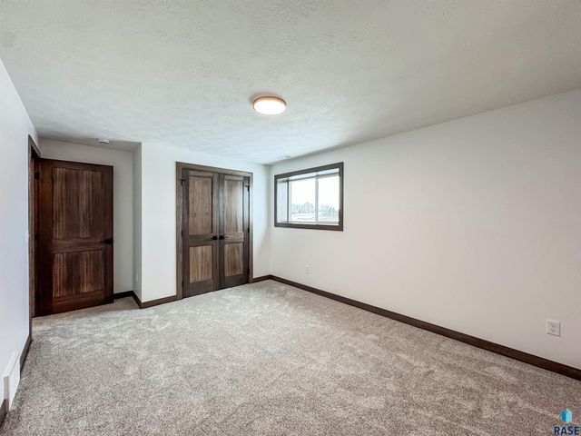 8320 E Sheridan Cir Circle, Sioux Falls, SD 57110