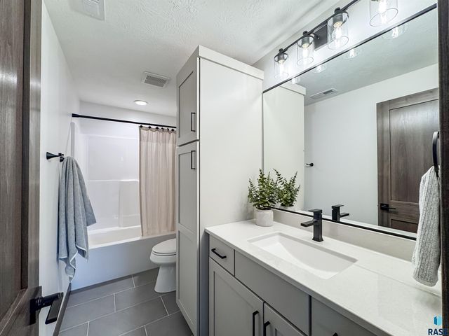 8320 E Sheridan Cir Circle, Sioux Falls, SD 57110