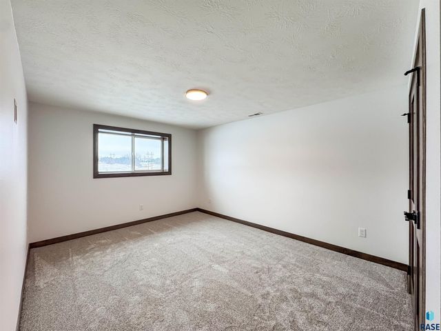 8320 E Sheridan Cir Circle, Sioux Falls, SD 57110