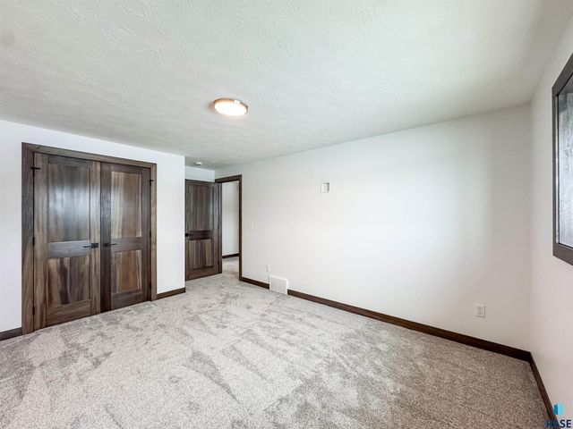 8320 E Sheridan Cir Circle, Sioux Falls, SD 57110