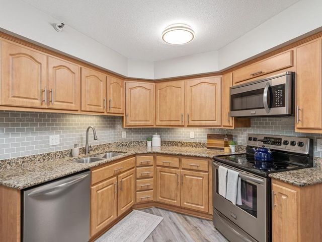 14401 Atrium Way 136, Minnetonka, MN 55345