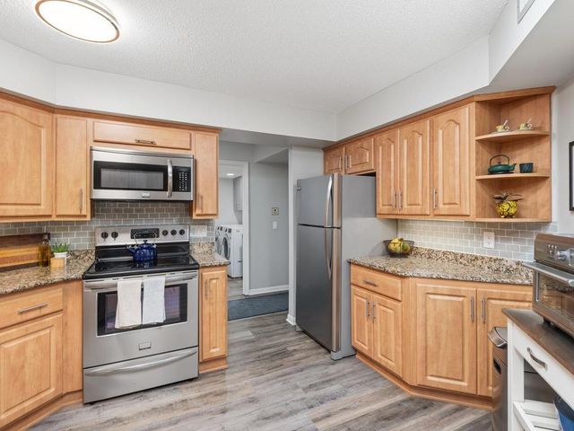 14401 Atrium Way 136, Minnetonka, MN 55345