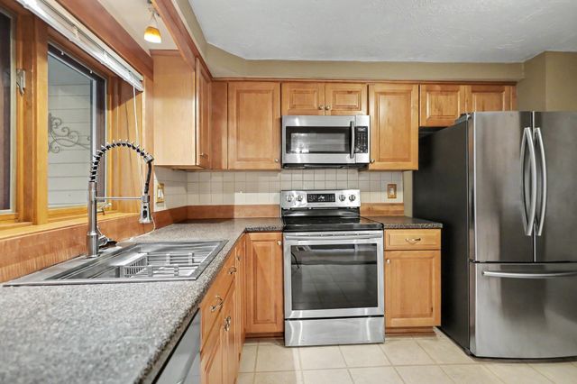 5 Tsienneto Rd Unit 110, Derry, NH 03038