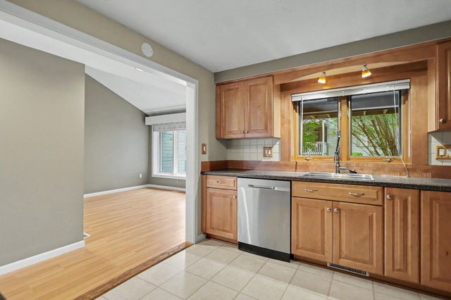 5 Tsienneto Rd Unit 110, Derry, NH 03038