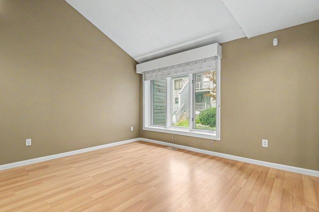 5 Tsienneto Rd Unit 110, Derry, NH 03038