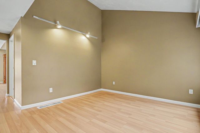 5 Tsienneto Rd Unit 110, Derry, NH 03038