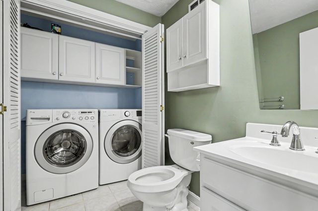 5 Tsienneto Rd Unit 110, Derry, NH 03038