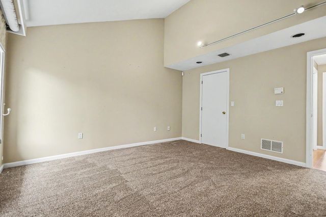 5 Tsienneto Rd Unit 110, Derry, NH 03038
