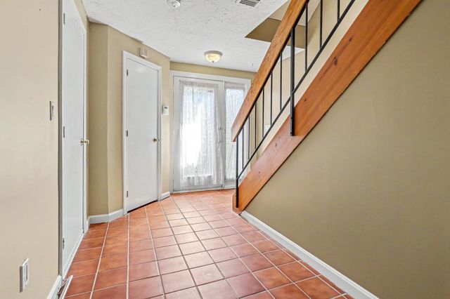5 Tsienneto Rd Unit 110, Derry, NH 03038