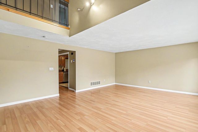 5 Tsienneto Rd Unit 110, Derry, NH 03038