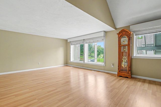 5 Tsienneto Rd Unit 110, Derry, NH 03038