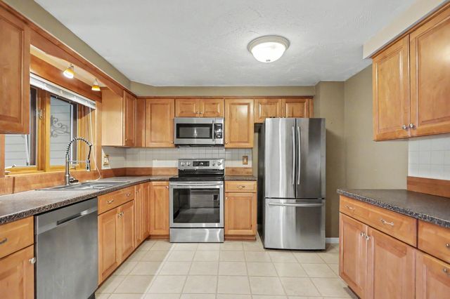 5 Tsienneto Rd Unit 110, Derry, NH 03038