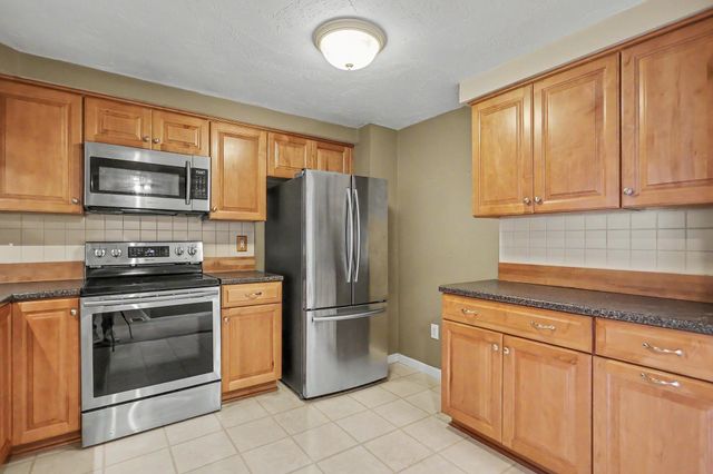5 Tsienneto Rd Unit 110, Derry, NH 03038