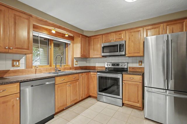 5 Tsienneto Rd Unit 110, Derry, NH 03038