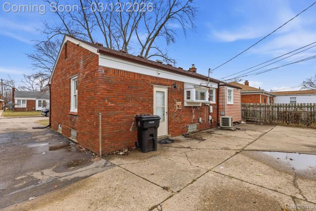 28824 Bohn Street, Roseville, MI 48066