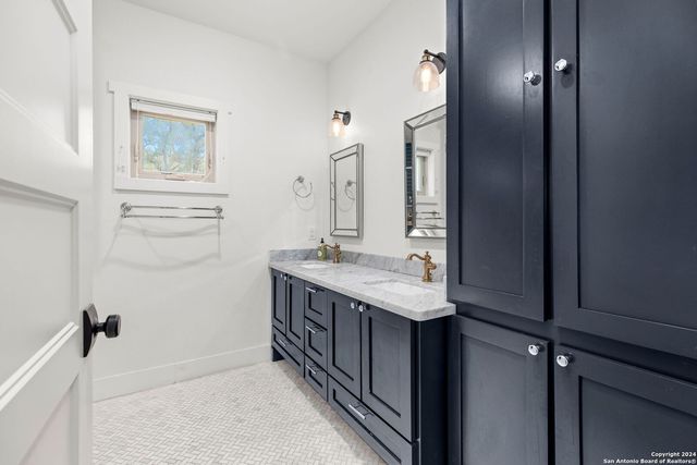 684 BIG SHADES RD, Concan, TX 78838