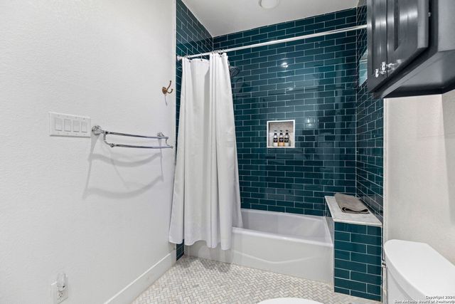 684 BIG SHADES RD, Concan, TX 78838