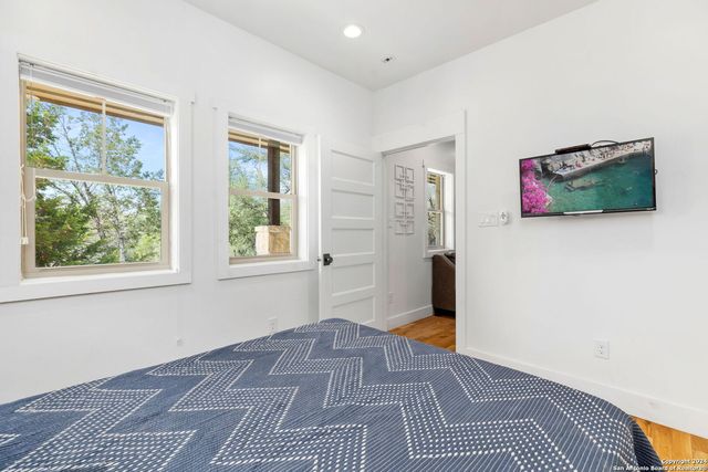 684 BIG SHADES RD, Concan, TX 78838