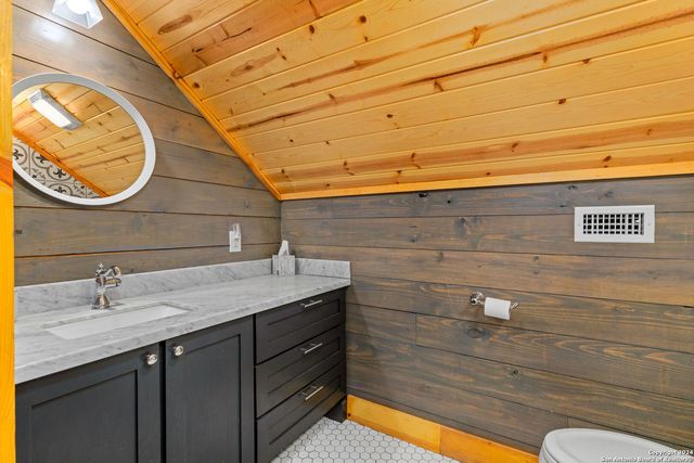 684 BIG SHADES RD, Concan, TX 78838