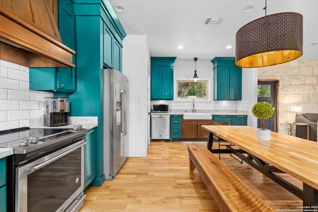 684 BIG SHADES RD, Concan, TX 78838