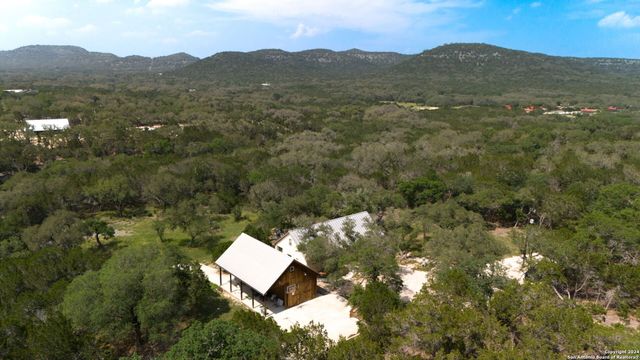 684 BIG SHADES RD, Concan, TX 78838